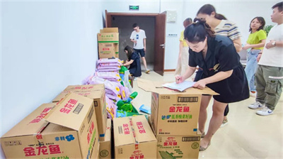 厚捷快讯丨重庆厚捷医药集团为全体员工派发高温慰问品