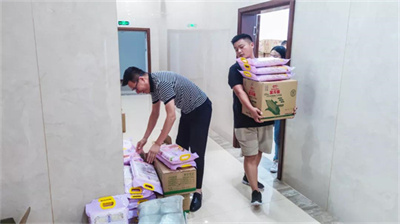 厚捷快讯丨重庆厚捷医药集团为全体员工派发高温慰问品