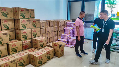 厚捷快讯丨重庆厚捷医药集团为全体员工派发高温慰问品