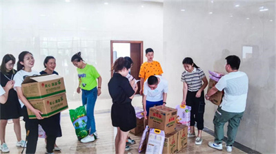 厚捷快讯丨重庆厚捷医药集团为全体员工派发高温慰问品