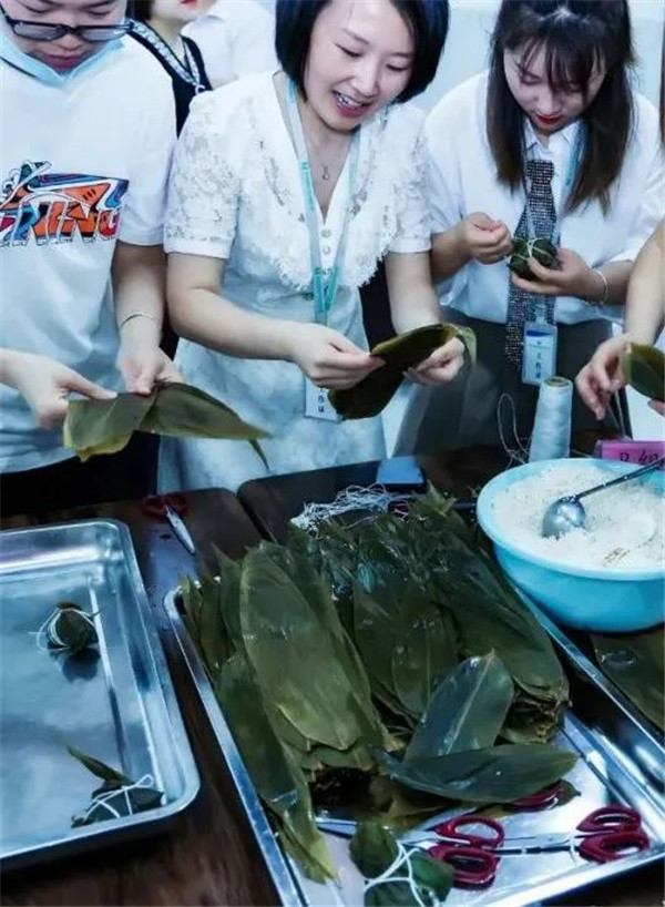 厚捷文化丨“粽子虽小 心意却满满”:重庆厚捷医药集团组织举办“包粽子”活动